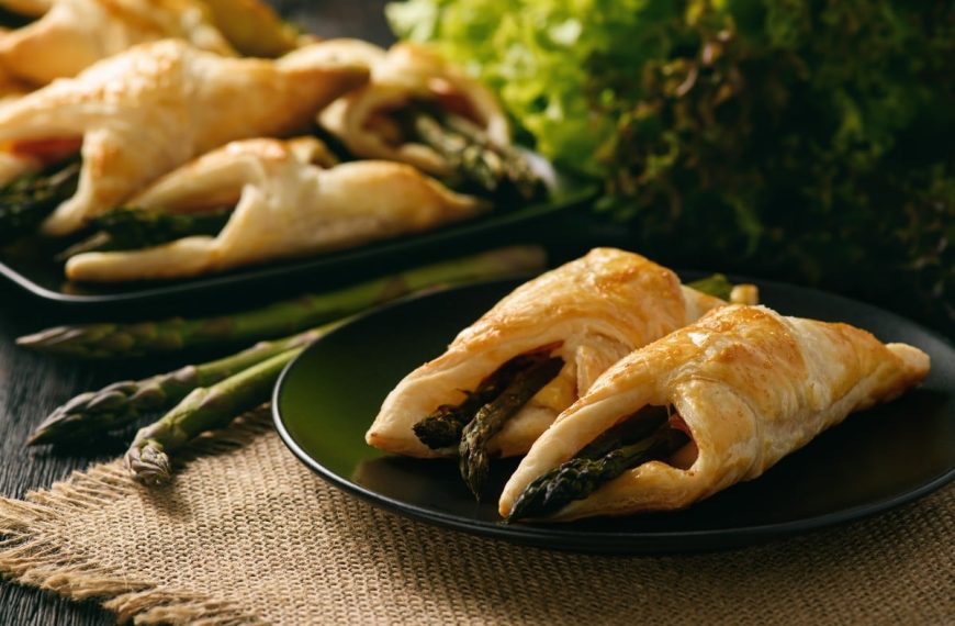 Spargel im Blätterteig mit Schinken und Käse