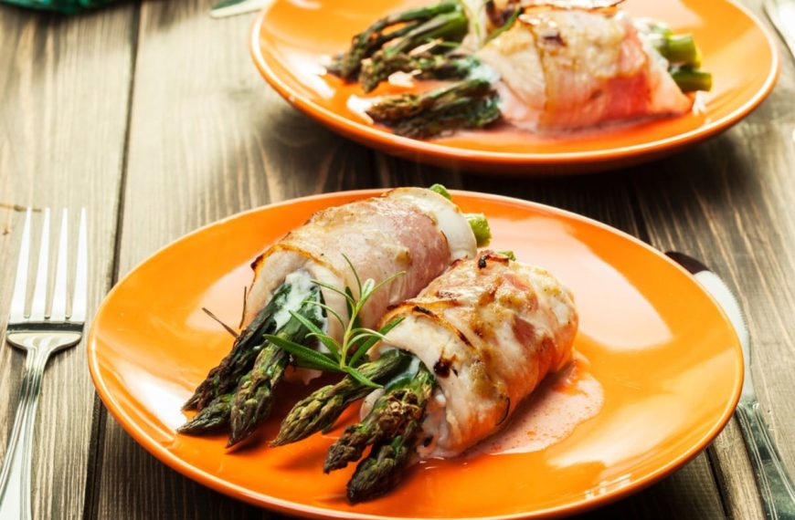 Spargel im Speckmantel mit Hähnchenbrust und Mozzarella