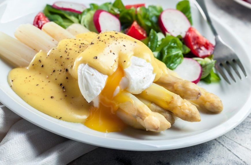 Spargel mit Sauce Hollandaise und pochiertem Ei