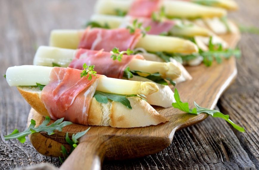 Spargel mit Schinken und Rucola auf Baguette | Fingerfood Rezepte