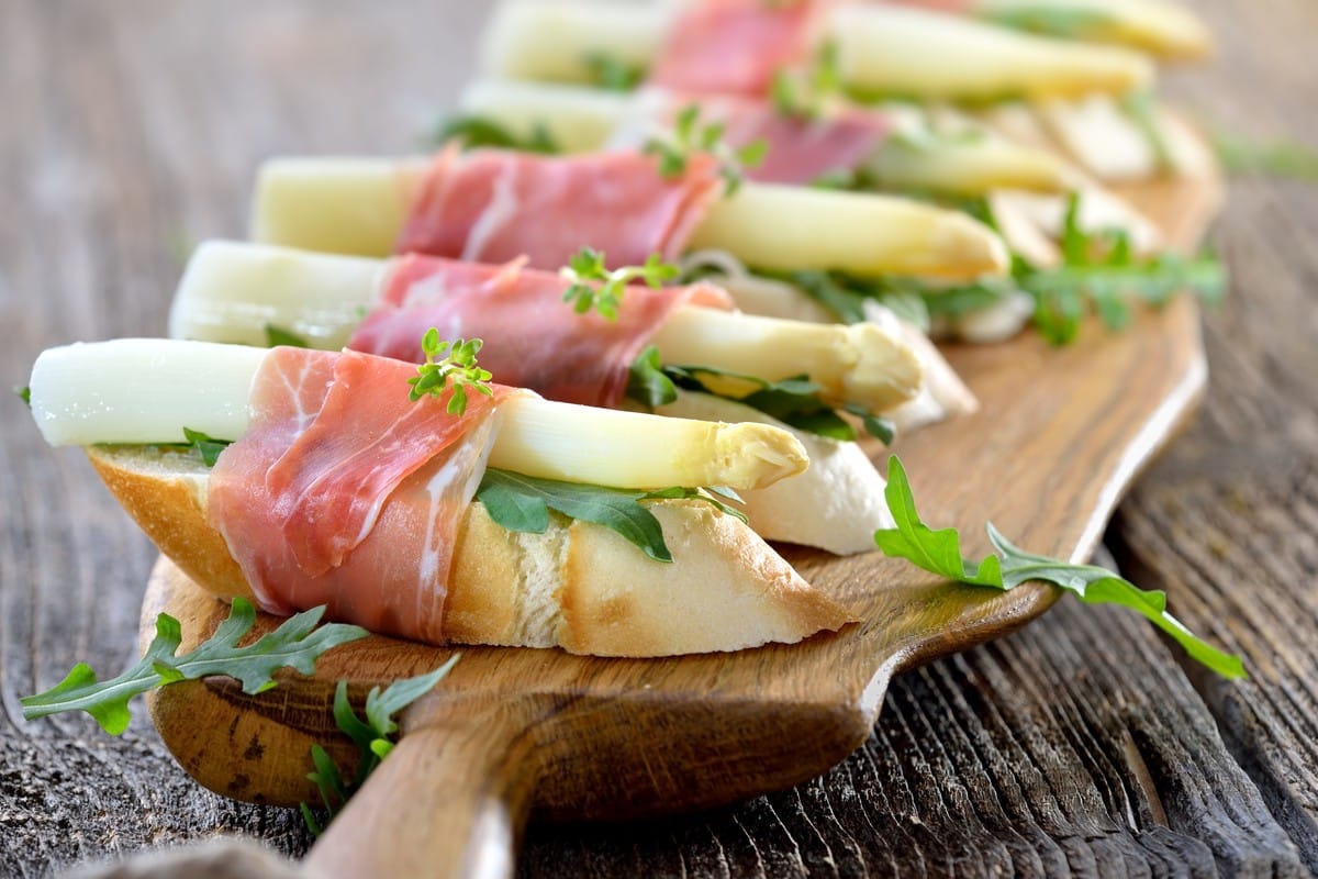 Spargel mit Schinken und Rucola auf Baguette | Fingerfood Rezepte