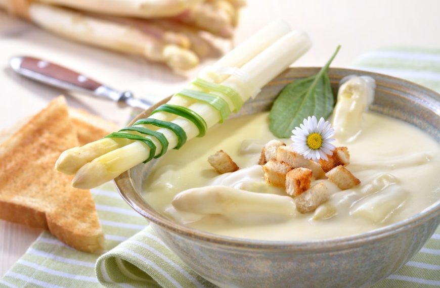 Spargelcremesuppe aus weißem Spargel mit Mehl und Butter