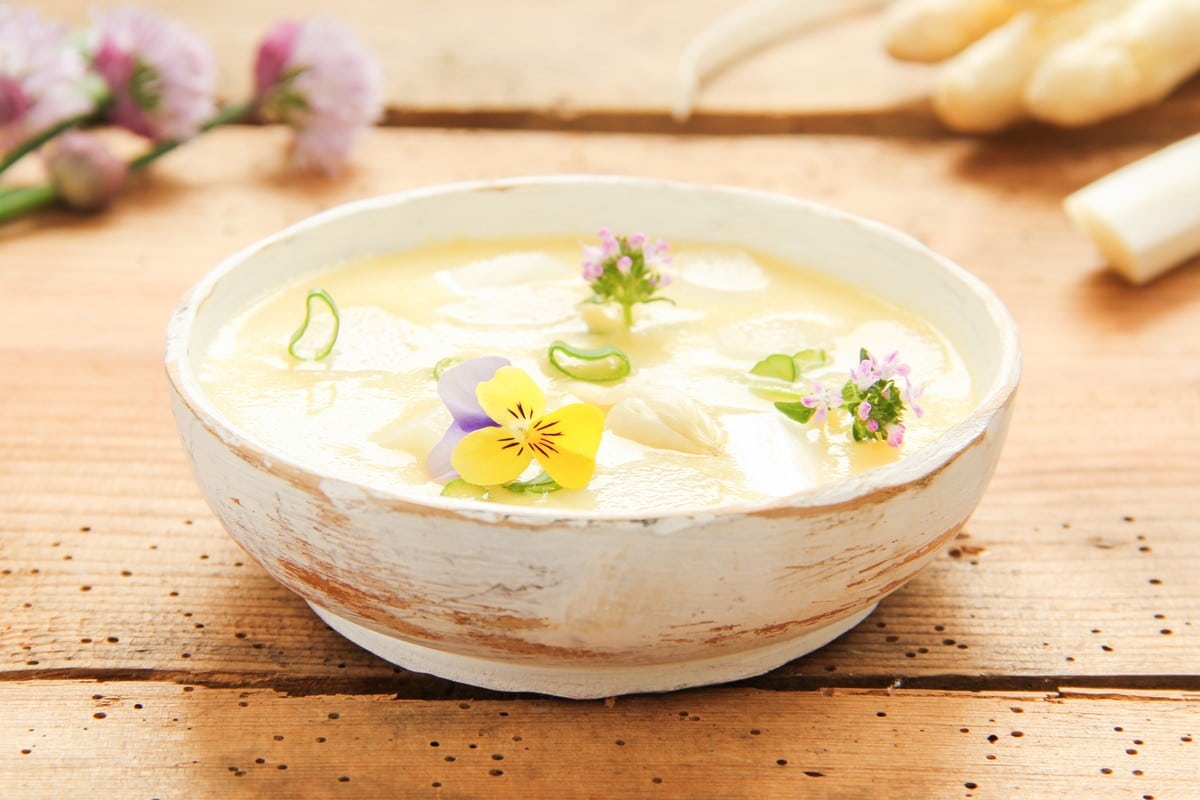 Spargelcremesuppe aus weißem Spargel mit Sahne