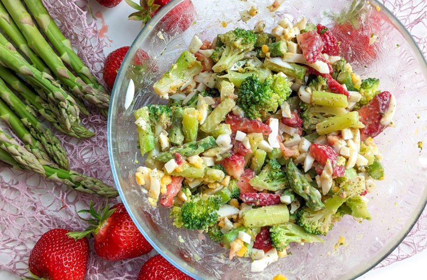 Spargelsalat mit Brokkoli, Erdbeeren und Eiern