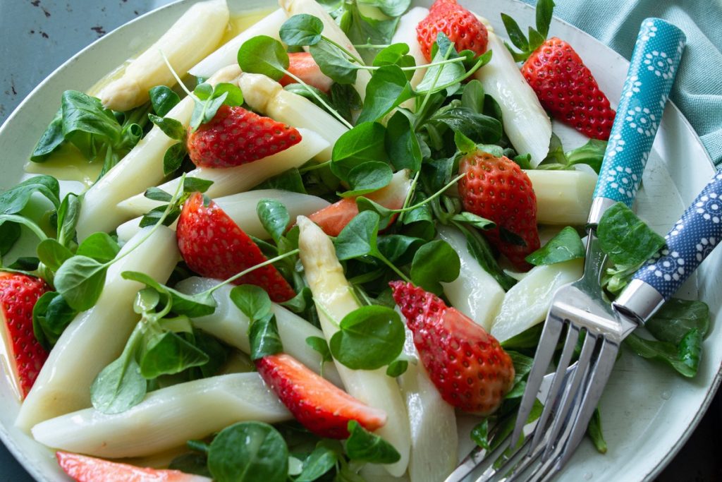 Spargelsalat mit Erdbeeren, Feldsalat und Honig Senf Dressing