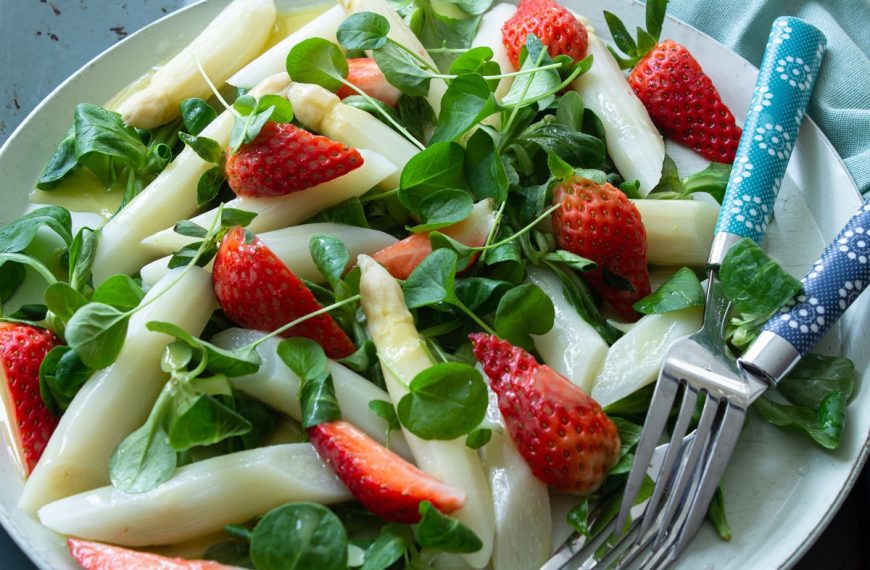 Spargelsalat mit Erdbeeren, Feldsalat und Honig Senf Dressing