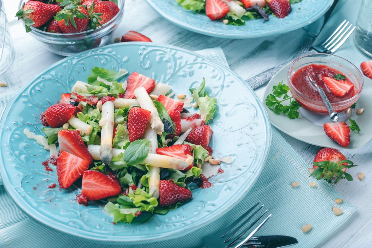 Spargelsalat mit Erdbeeren