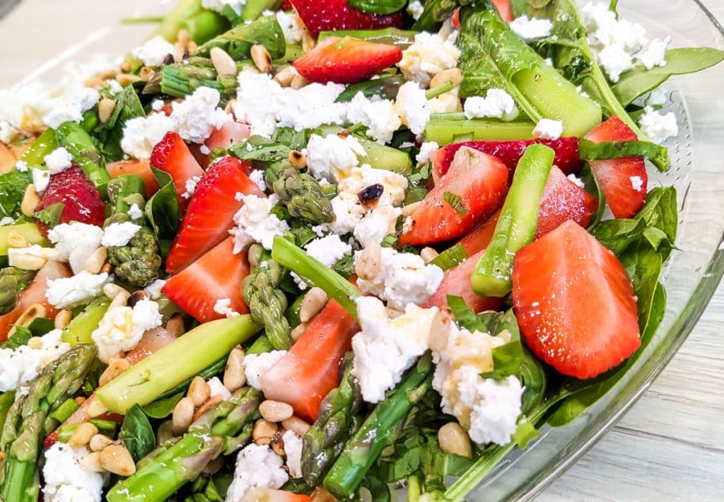 Spargelsalat mit Erdbeeren, Spinat, Feta und Bärlauch