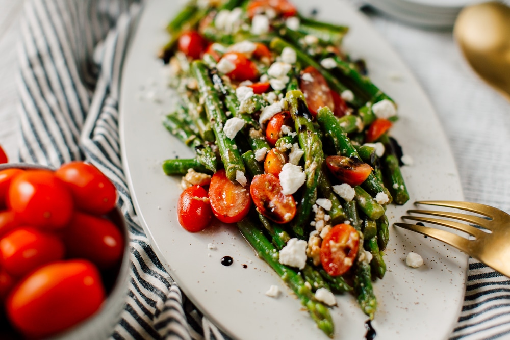 Spargelsalat mit Feta, Balsamico, Walnüssen und Tomaten