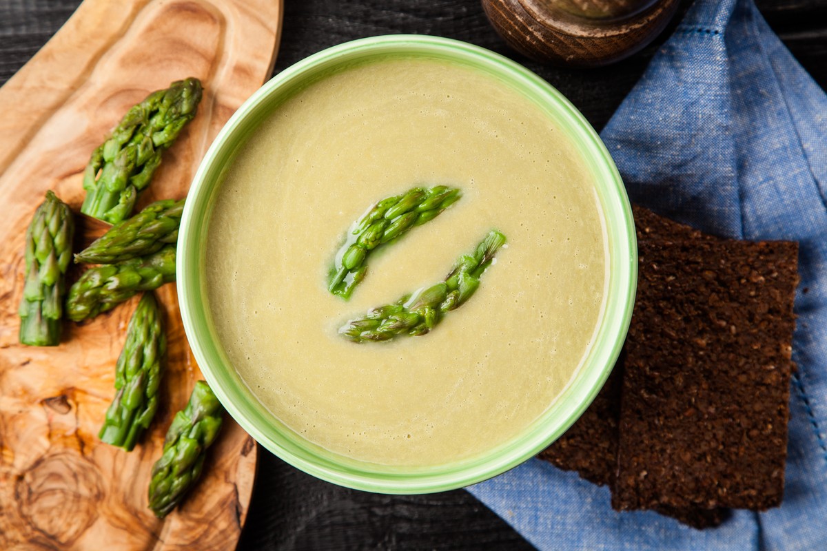 Spargelsuppe aus grünem Spargel mit Zitronengras und Kokosmilch