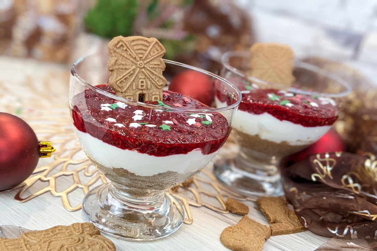 Spekulatius Dessert im Glas mit Himbeeren