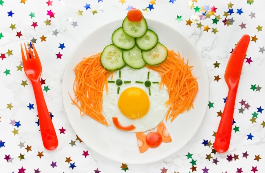 Spiegelei Clown mit Karotten zum Frühstück