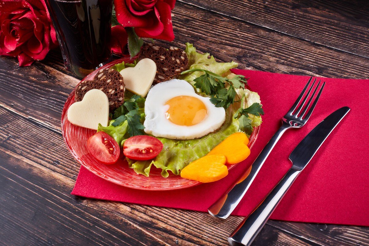 Spiegelei Frühstück am Valentinstag mit Brot und Käse
