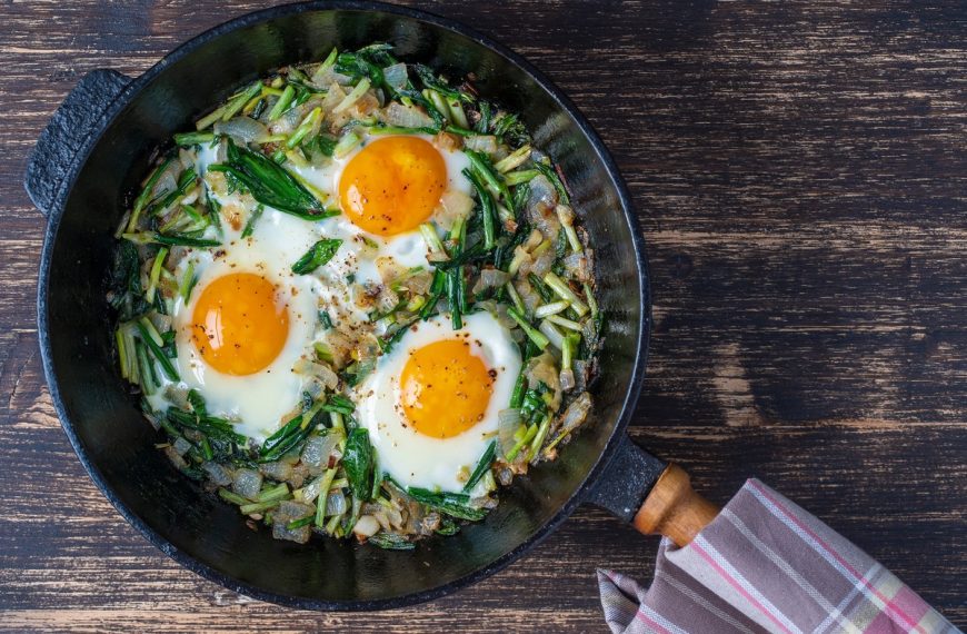 Spiegeleier mit Bärlauch und Zwiebeln zum Frühstück