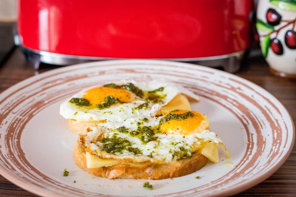 Spiegeleier mit Basilikum Pesto auf Toastbrot - Frühstücksidee