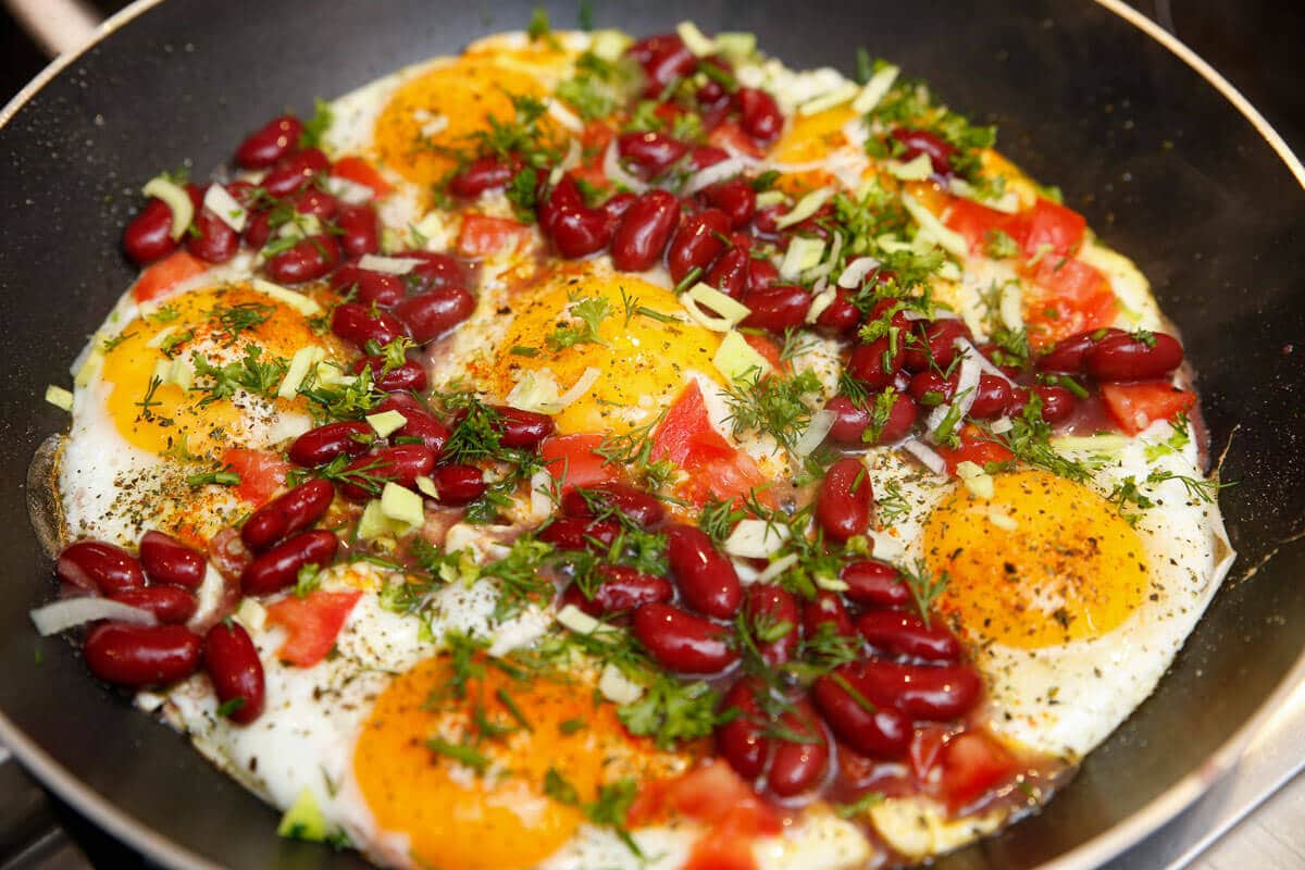 Spiegeleier mit Kidneybohnen zum Frühstück