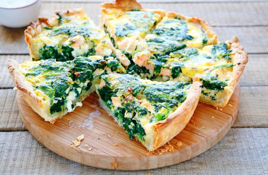 Spinatkuchen mit Lachs, Käse und Kräutern