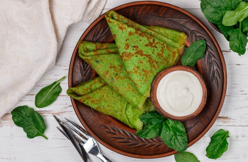 Spinatpfannkuchen mit Saurer Sahne zum Brunch