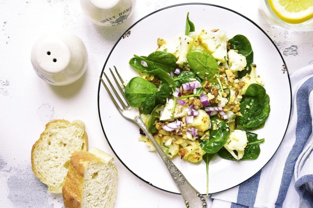 Spinatsalat mit gebackenem Blumenkohl, Nüssen und Dressing