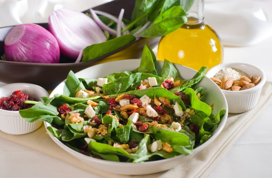 Spinatsalat mit getrockneten Tomaten, Nüssen und Ziegenkäse