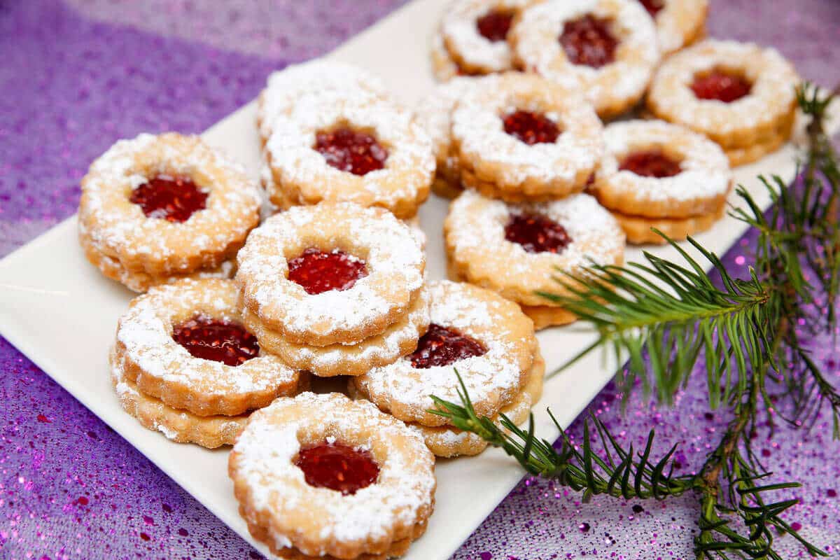 Spitzbuben Plätzchen mit Himbeermarmelade und Butter