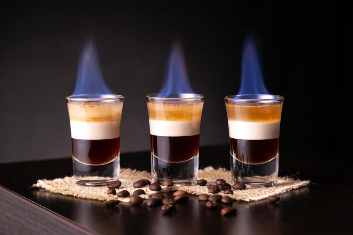 Starker B-52 Shot Cocktail mit Kaffeelikör