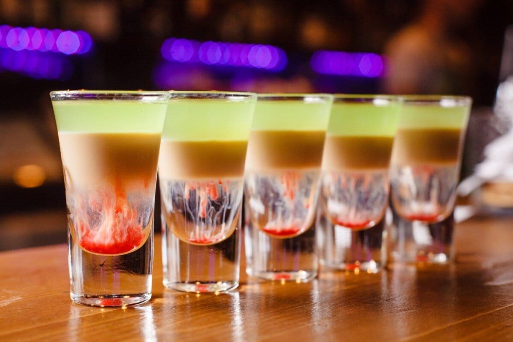 Starker alkoholischer Cocktail mit Sambuca und cremigem Sahnelikör