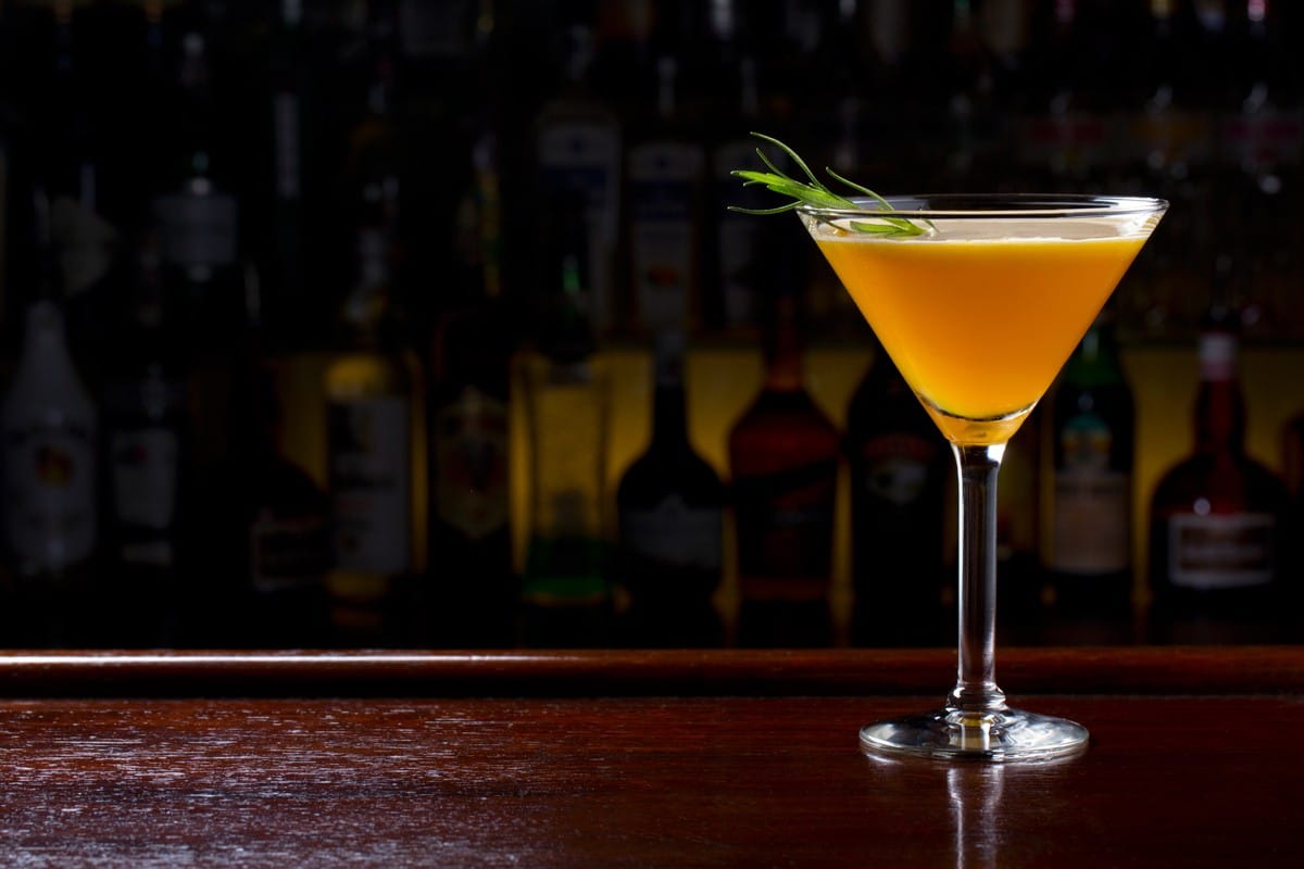Starker alkoholischer Whisky Cocktail mit Zitronen und Pfirsichmarmelade