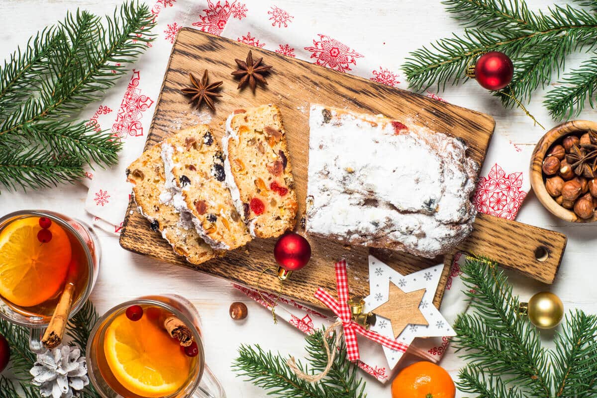 Stollen mit kandierten Früchten und Sultaninen