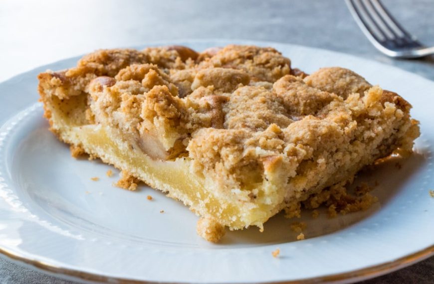 Streuselkuchen mit Haselnüssen und Puddingcreme