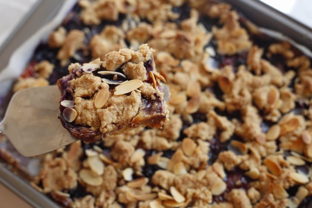 Streuselkuchen mit Pudding und Blaubeeren