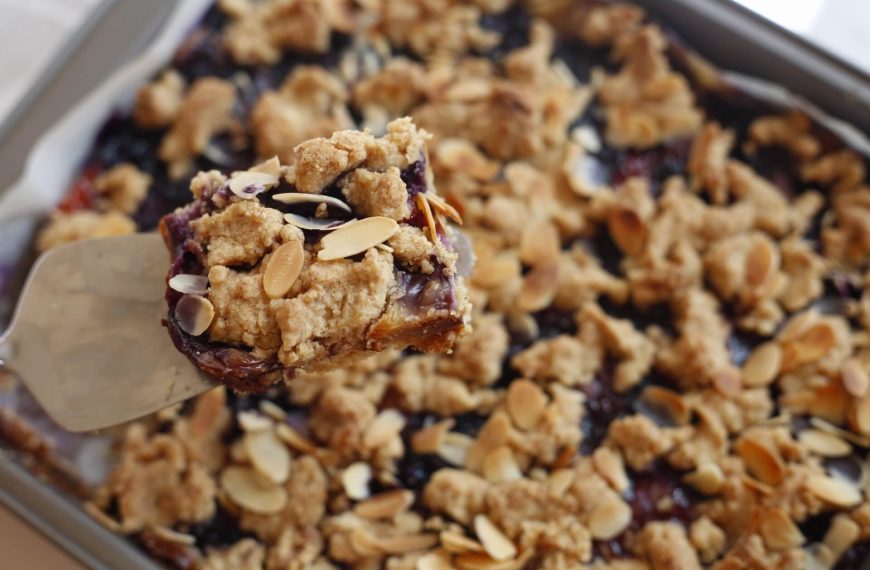Streuselkuchen mit Pudding und Blaubeeren