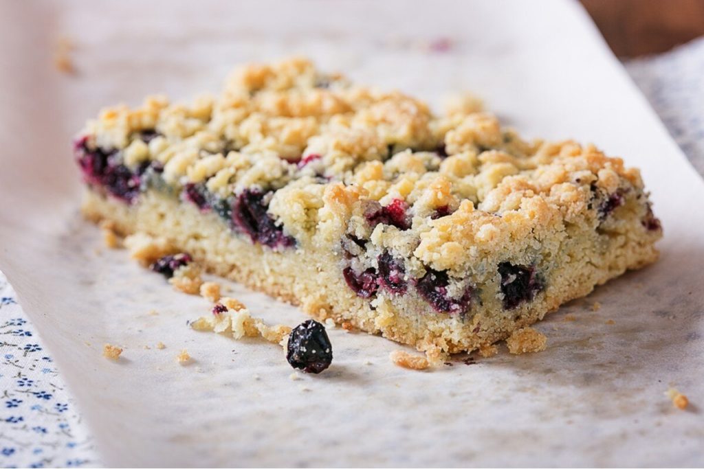 Streuselkuchen mit schwarzen Johannisbeeren