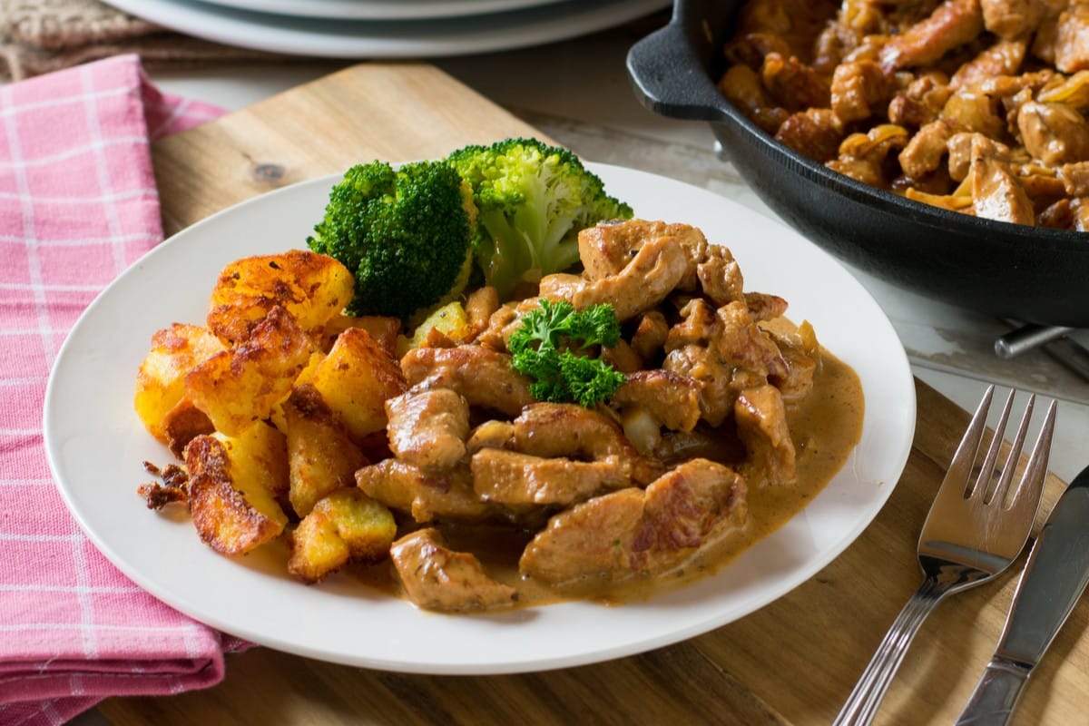 Stroganoff aus Schweinegeschnetzeltes mit Zwiebeln und Sahne