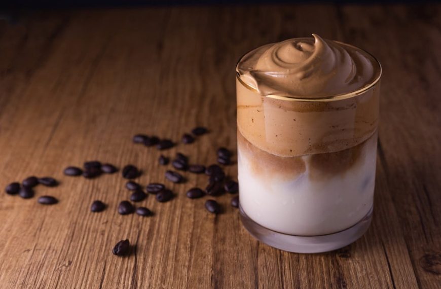 Südkoreanischer Dalgona Kaffee mit Kakao und Kaffeeschaum