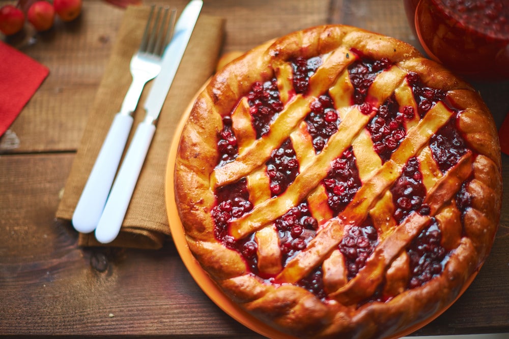 Süß-Saurer Apfelkuchen mit Preiselbeeren aus Hefeteig