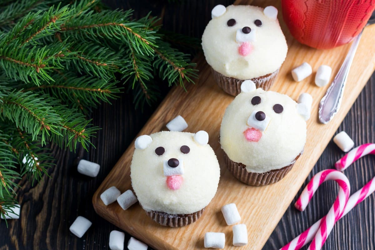 Süße Eisbären Cupcakes mit Vanillecreme und Marshmallows