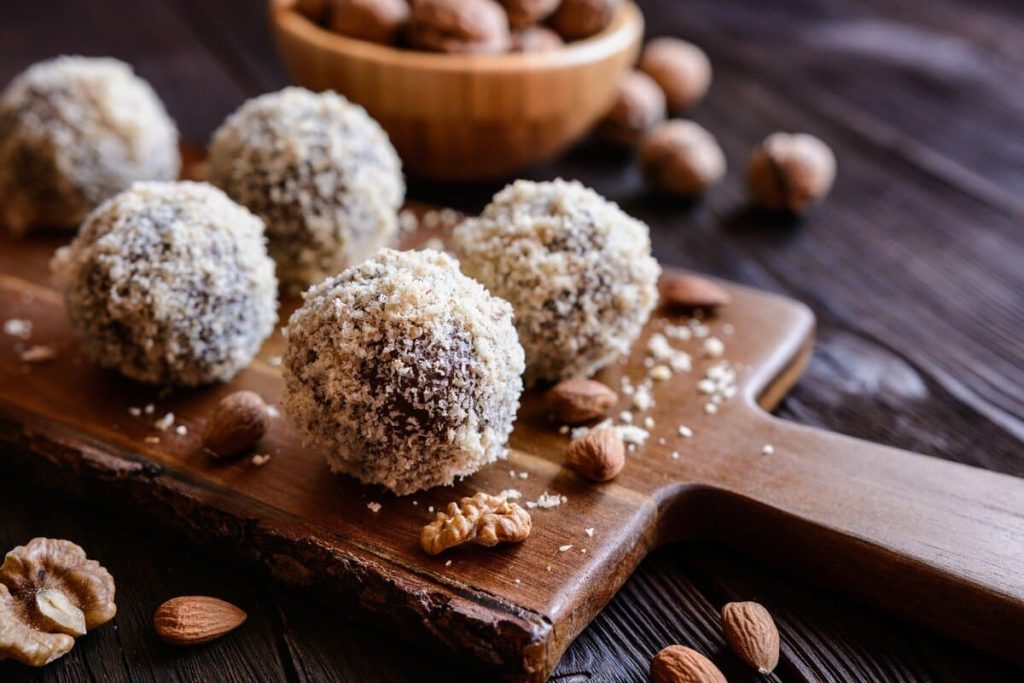 Süße Energy Balls mit Mandeln, Walnüssen und Datteln