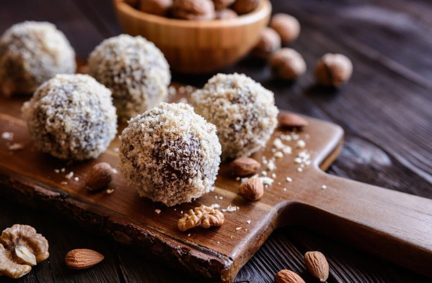 Süße Energy Balls mit Mandeln, Walnüssen und Datteln