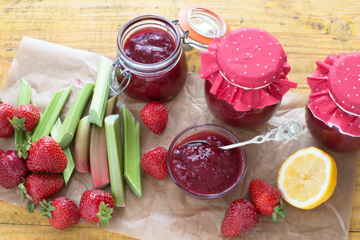 Süße Erdbeer-Rhabarber Marmelade als Aufstrich zum Frühstück