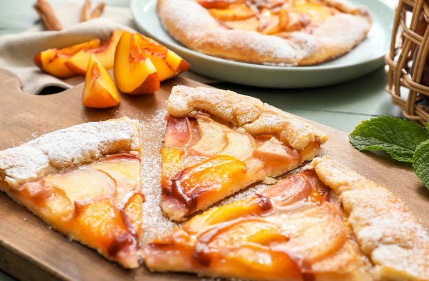 Süße Galettes mit Pfirsichen zum Kaffee