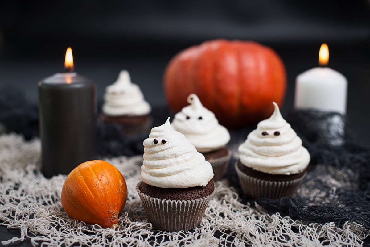 Süße Halloween Cupcakes Gespenster aus Eiweißcreme auf Schokomuffins