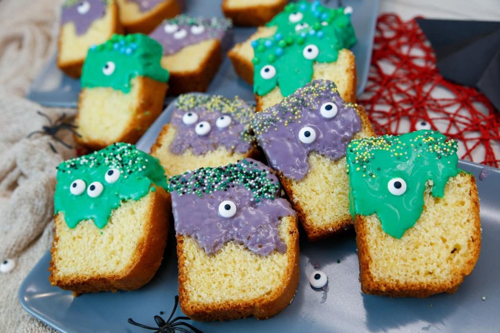 Süße Halloween Monster aus Zitronenkuchen mit Glasur