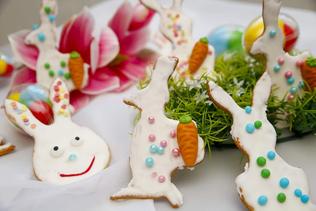 Süße Hasen Osterplätzchen aus Mürbeteig mit Zuckerglasur