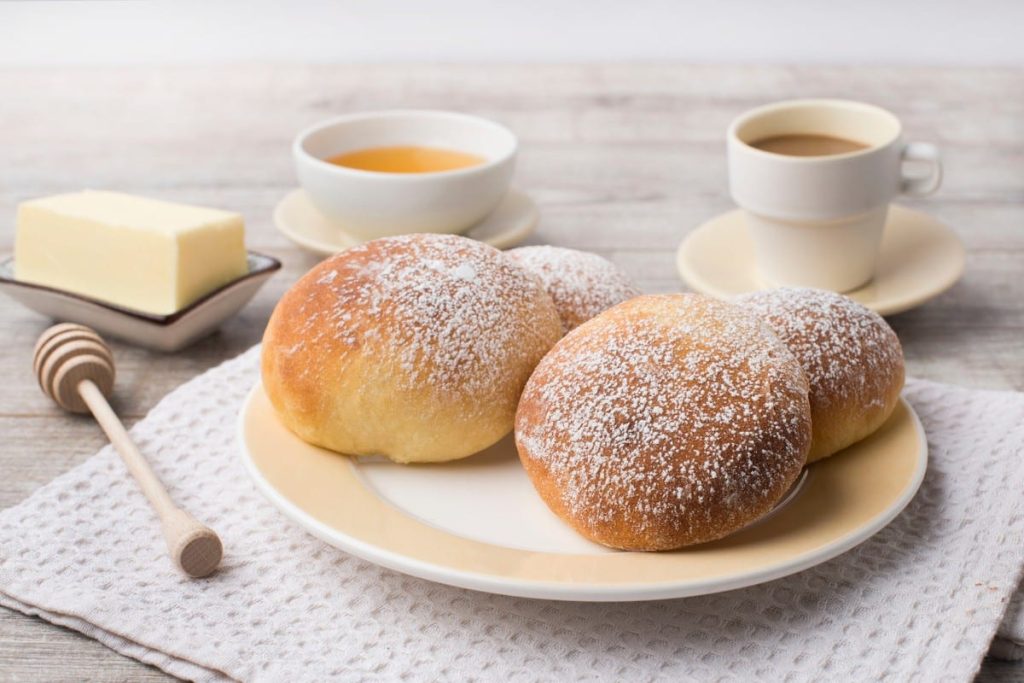 Süße Hefebrötchen mit Bananen und Rosinen zum Frühstück