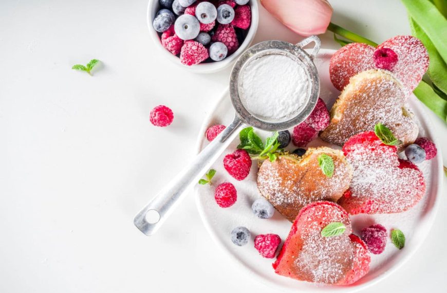 Süße Herz Kuchen mit Beeren zum Valentinstag