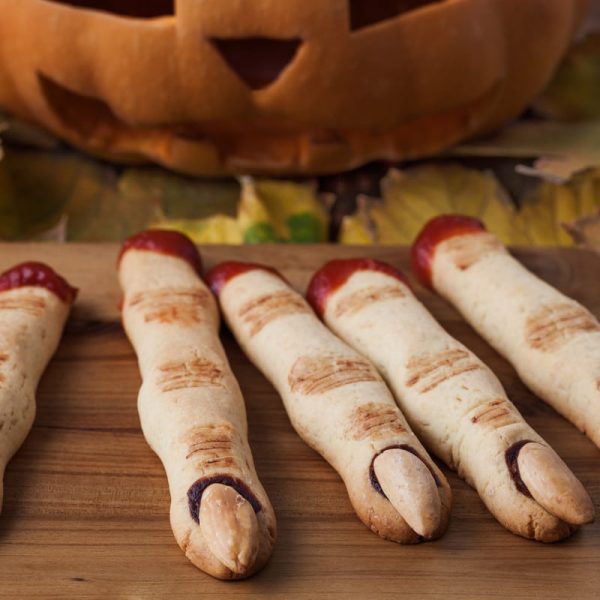 Süße Hexenfinger Kekse mit Mandeln zu Halloween backen