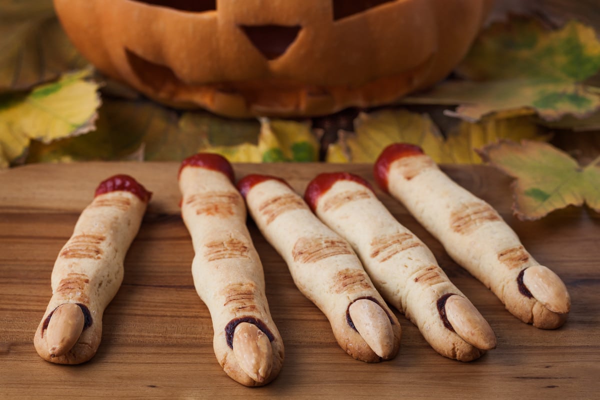 Süße Hexenfinger Kekse mit Mandeln zu Halloween backen