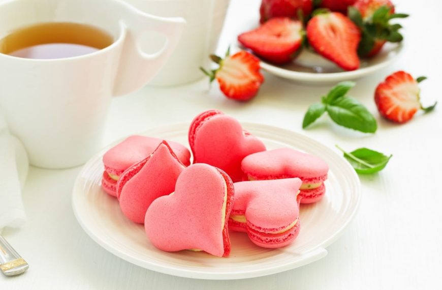 Süße Macarons mit Buttercreme zum Valentinstag