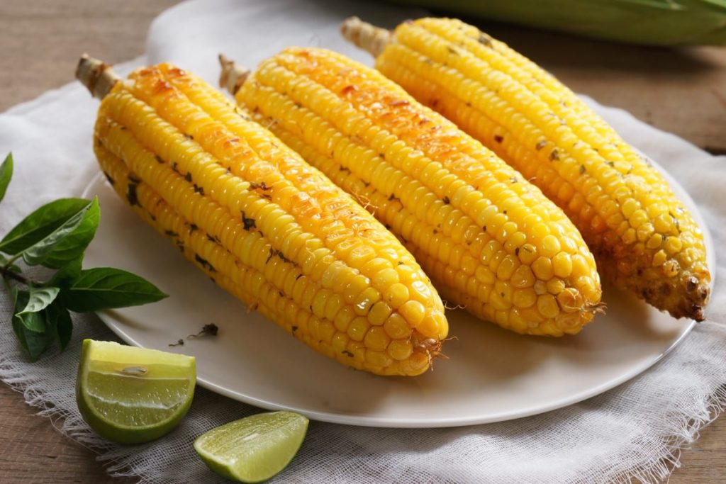 Süße Maiskolben mit Honig und Butter im Backofen